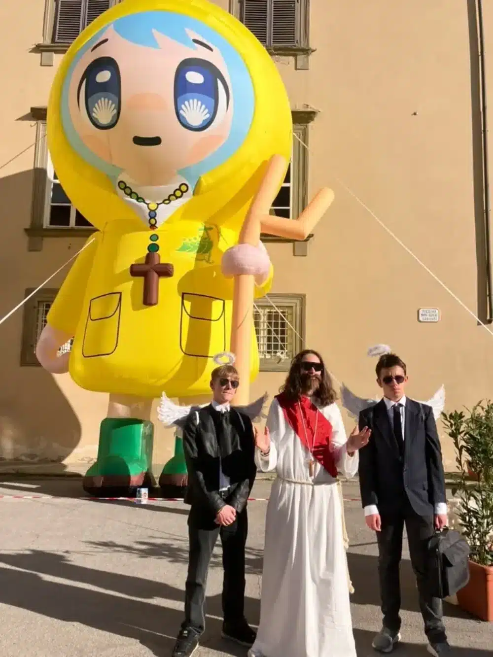 Luce, La Waifu Del Vaticano, Asombra A Fanáticos Con Su Versión Gigante